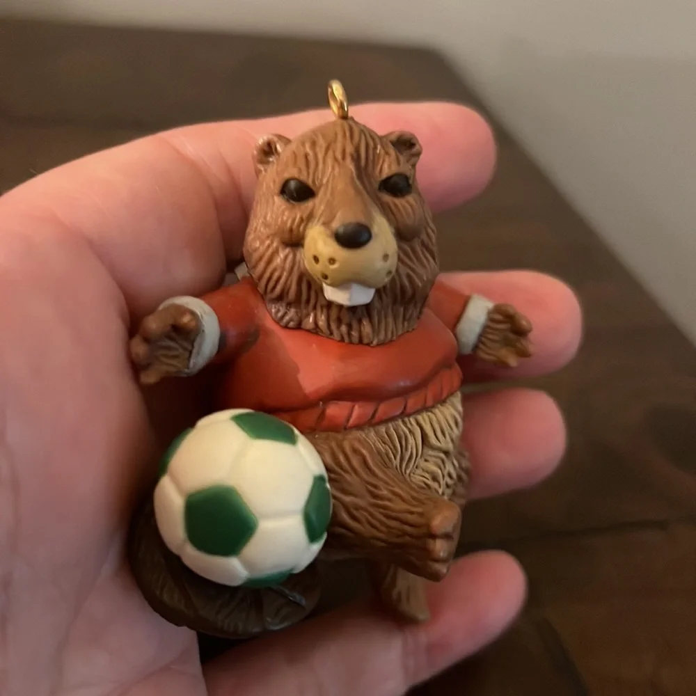 Vintage 1985 Soccer Beaver Hallmark Ornament - Picture 2 of 4
